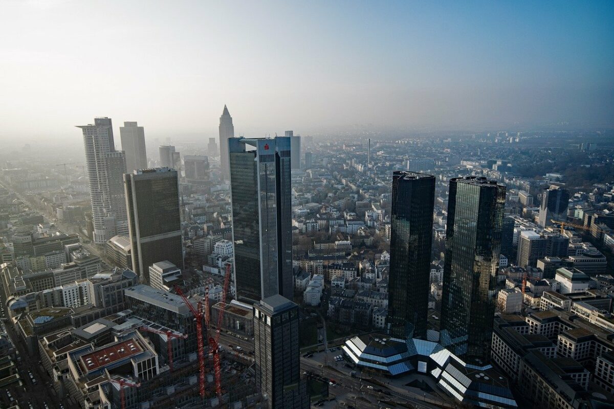 Deutsche Bank-Tower mit anderen Hochhäusern in Frankfurt