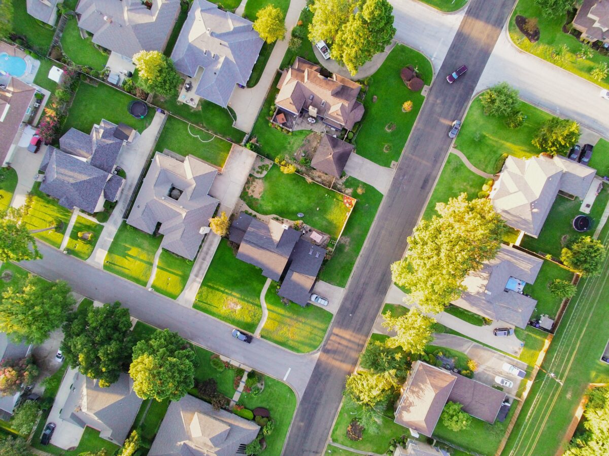 Luftaufnahme von Häusern in einem US-Vorort