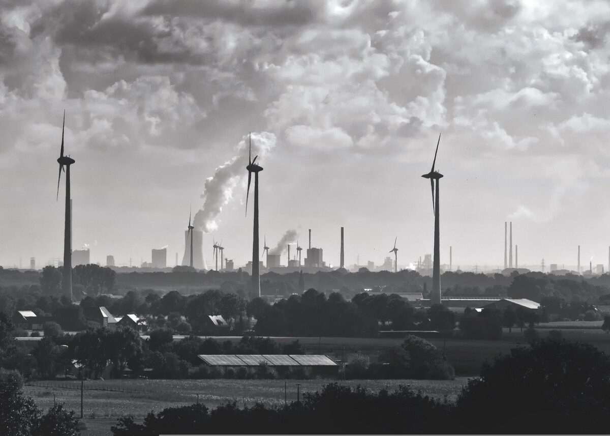 Industrieanlagen und Windräder