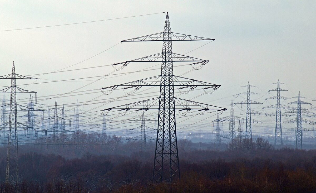 Stromexporte laufen über große Strommasten