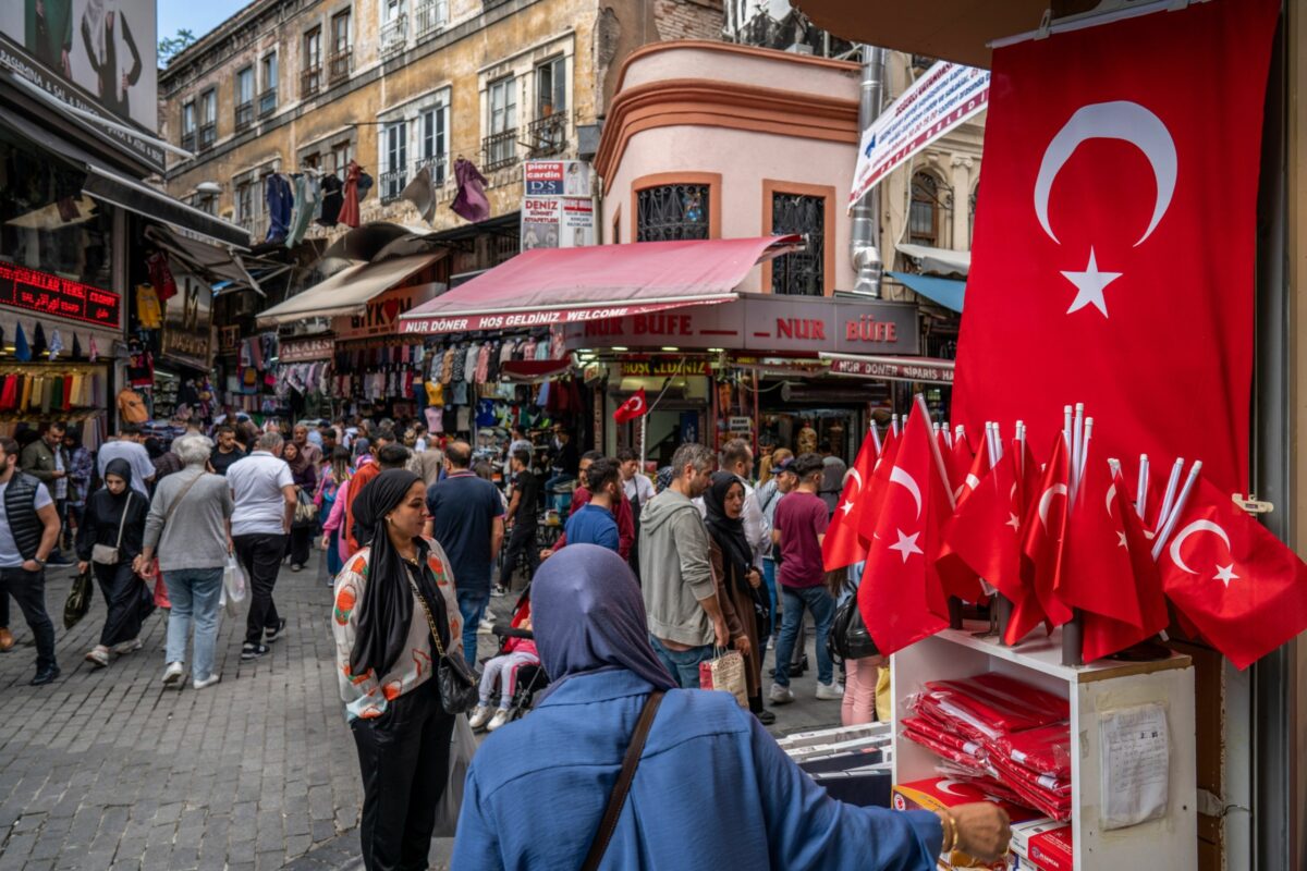 Straßenbild in Istanbul mit Türkei-Flagge