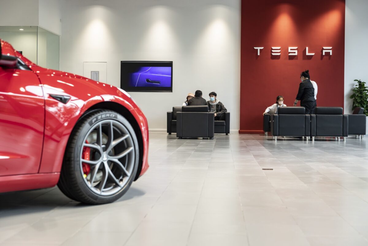 Tesla-Auto in einem Ausstellungsraum