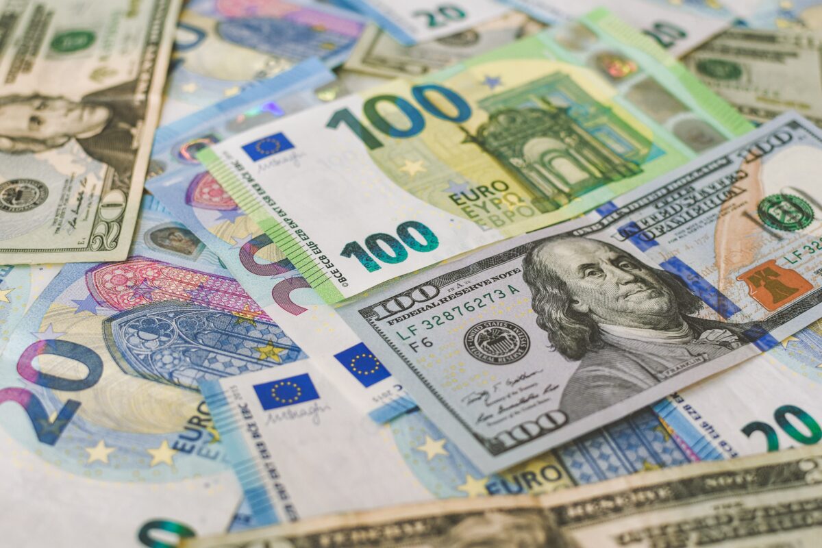 US-Dollar und Euro Geldscheine