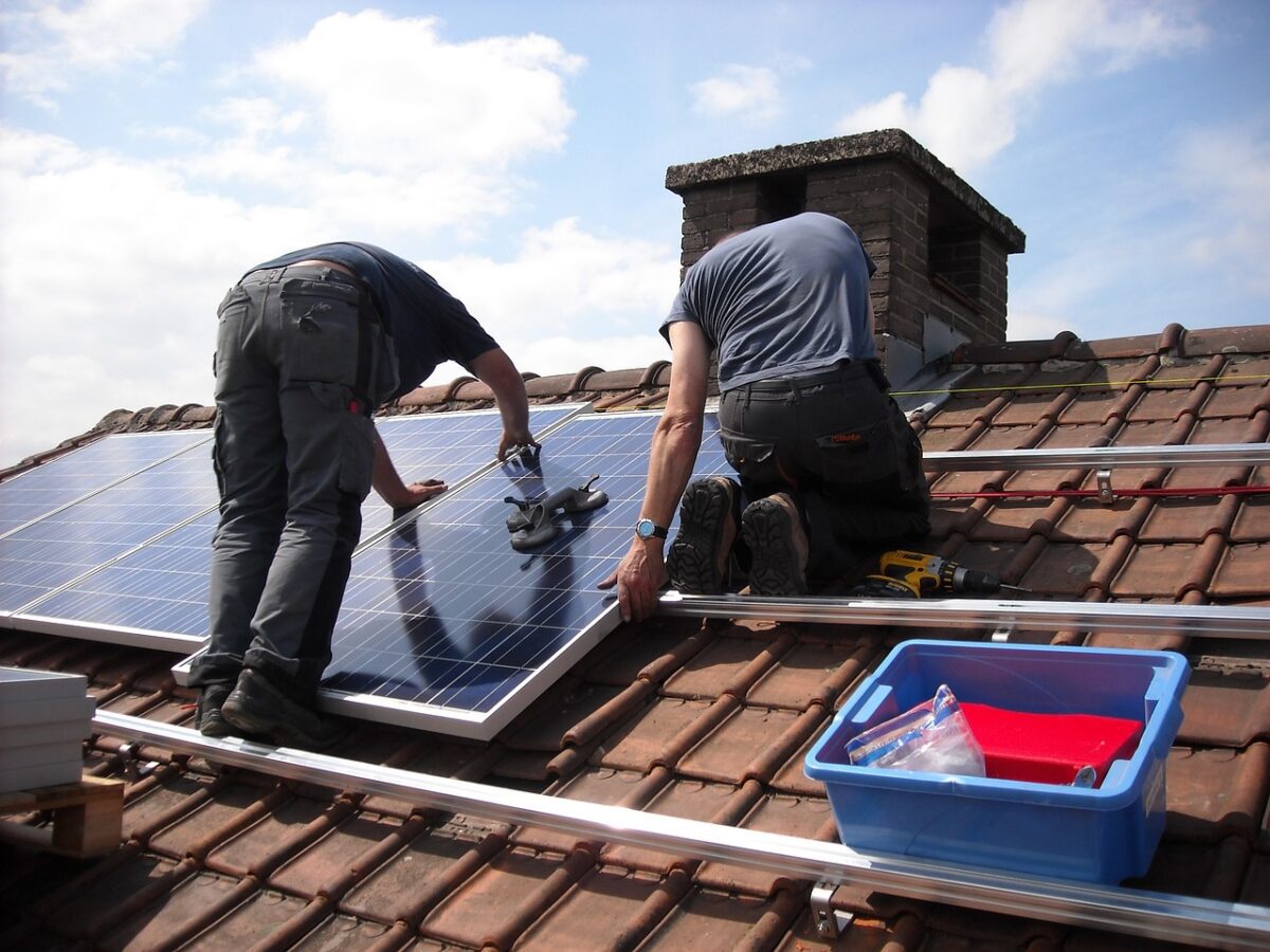 Solaranlagen-Installation auf einem Hausdach