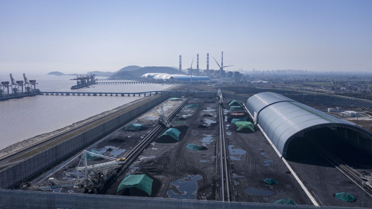 Lagerung von Kohle nahe einem Kraftwerk in China