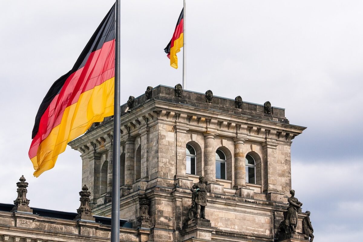 Deutschland-Fahne vor Bundestag