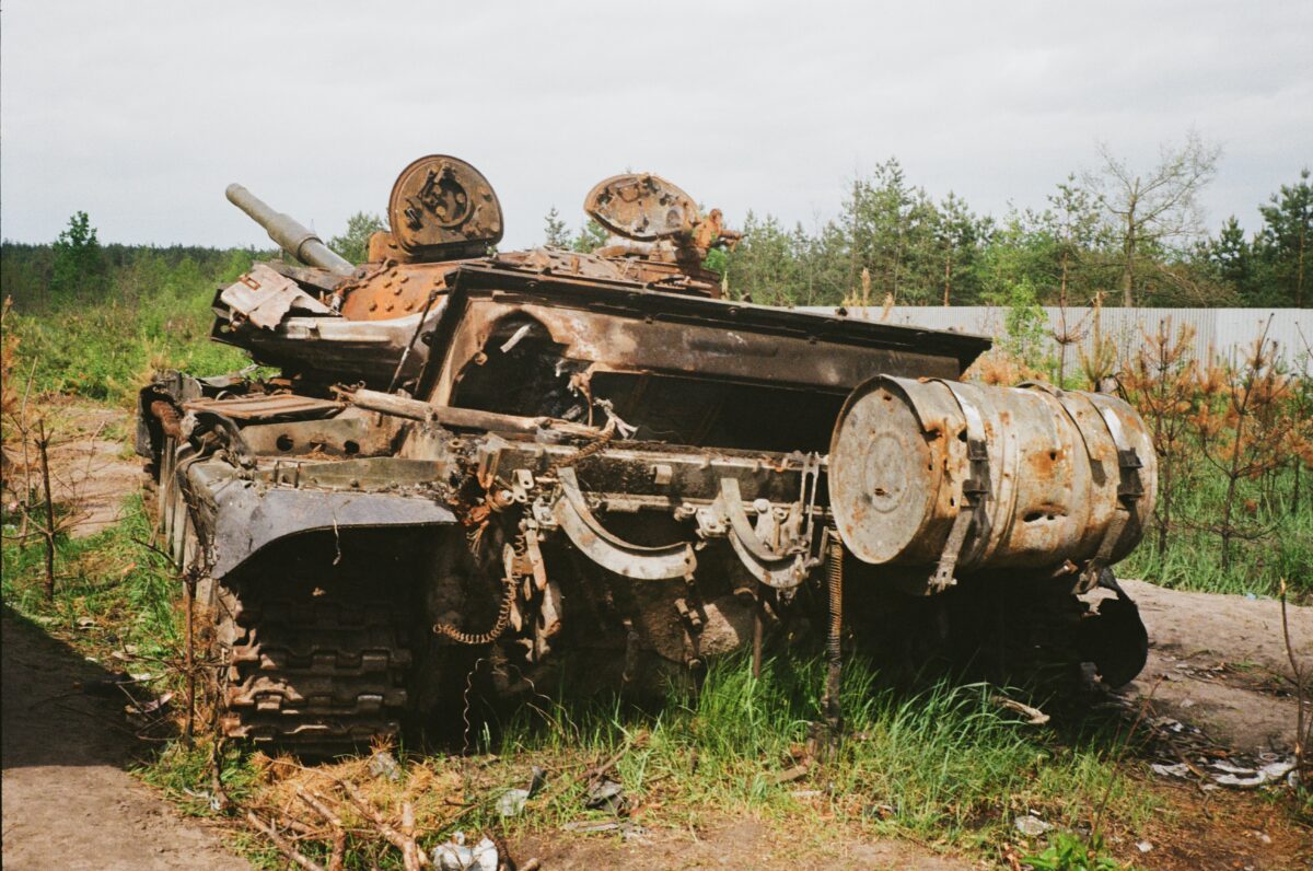 Ein ausgebrannter Panzer in der Ukraine