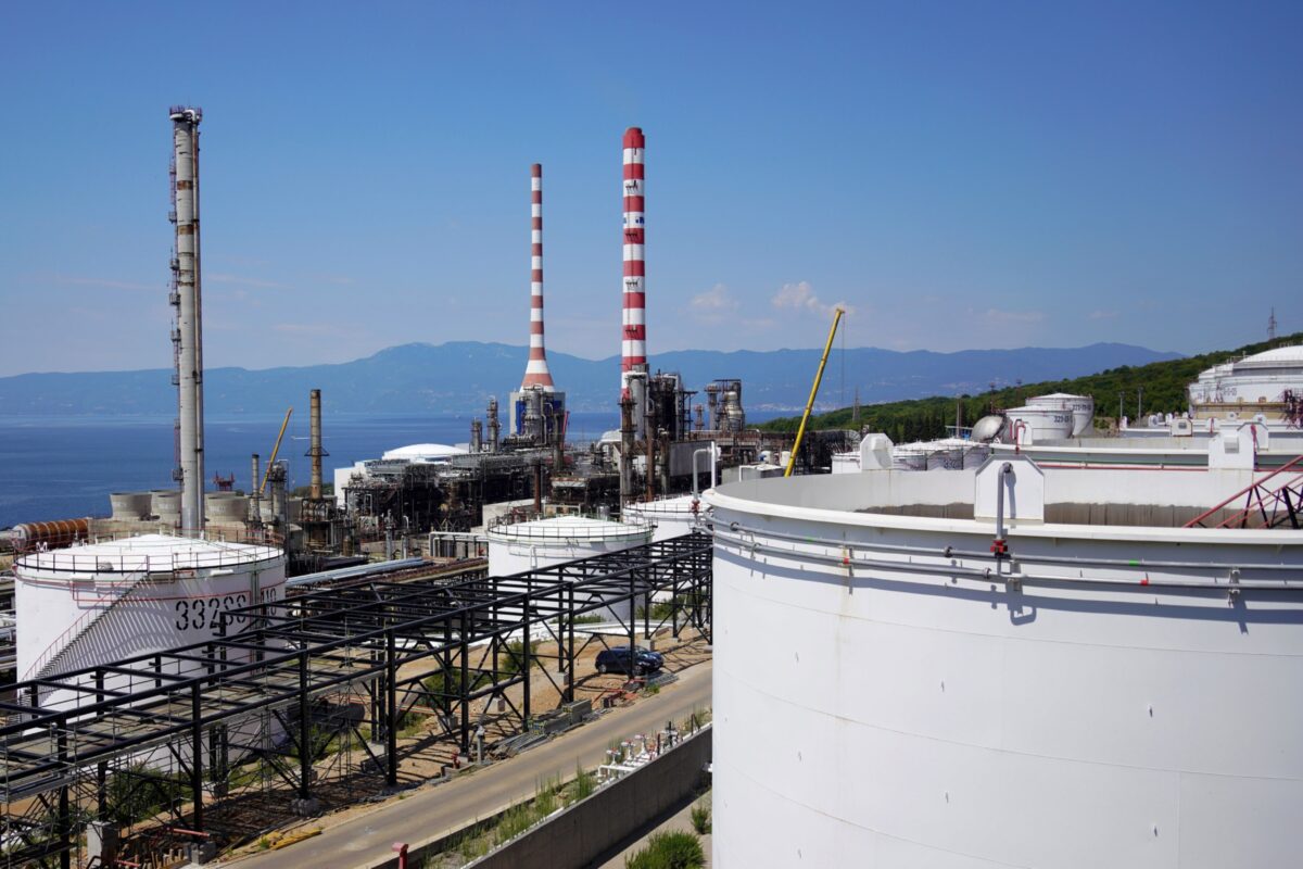 Eine Öl-Raffinerie in Kroatien