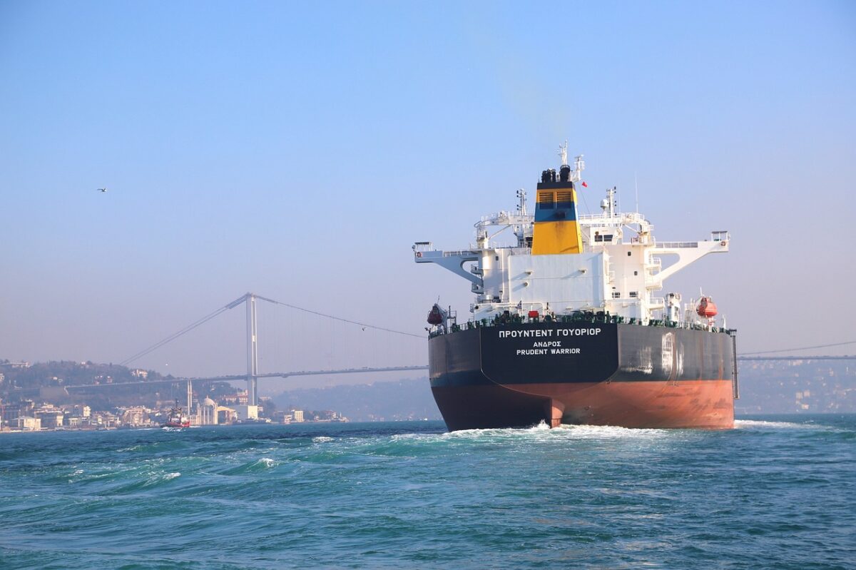 Ein Schiff fährt durch den Bosporus