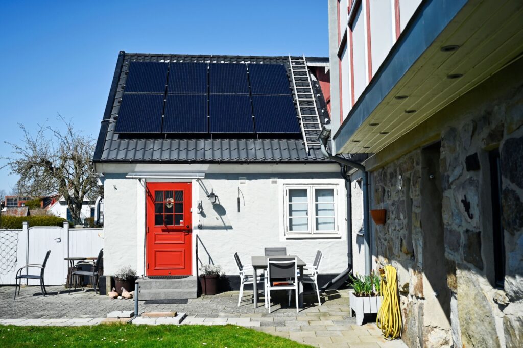 Energiekosten: Haushalte rüsten auf - Solarpanele auf dem Dach