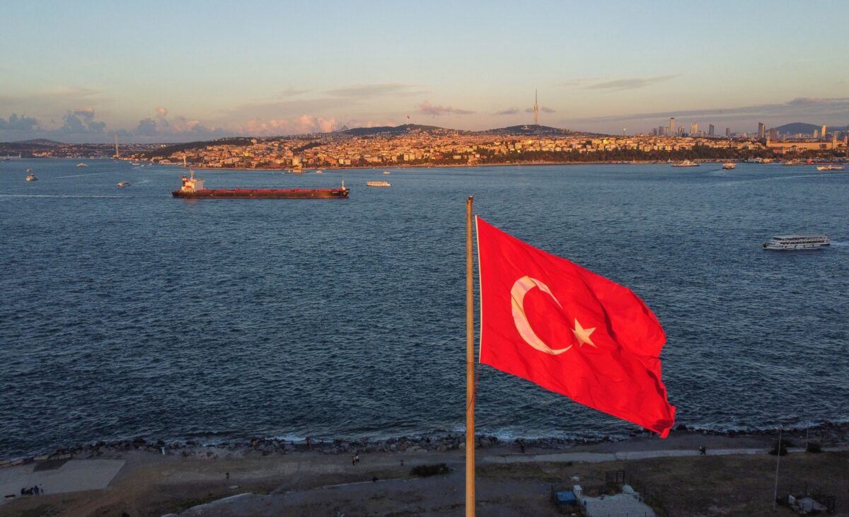 Türkei-Fahne und Tanker am Bosporus