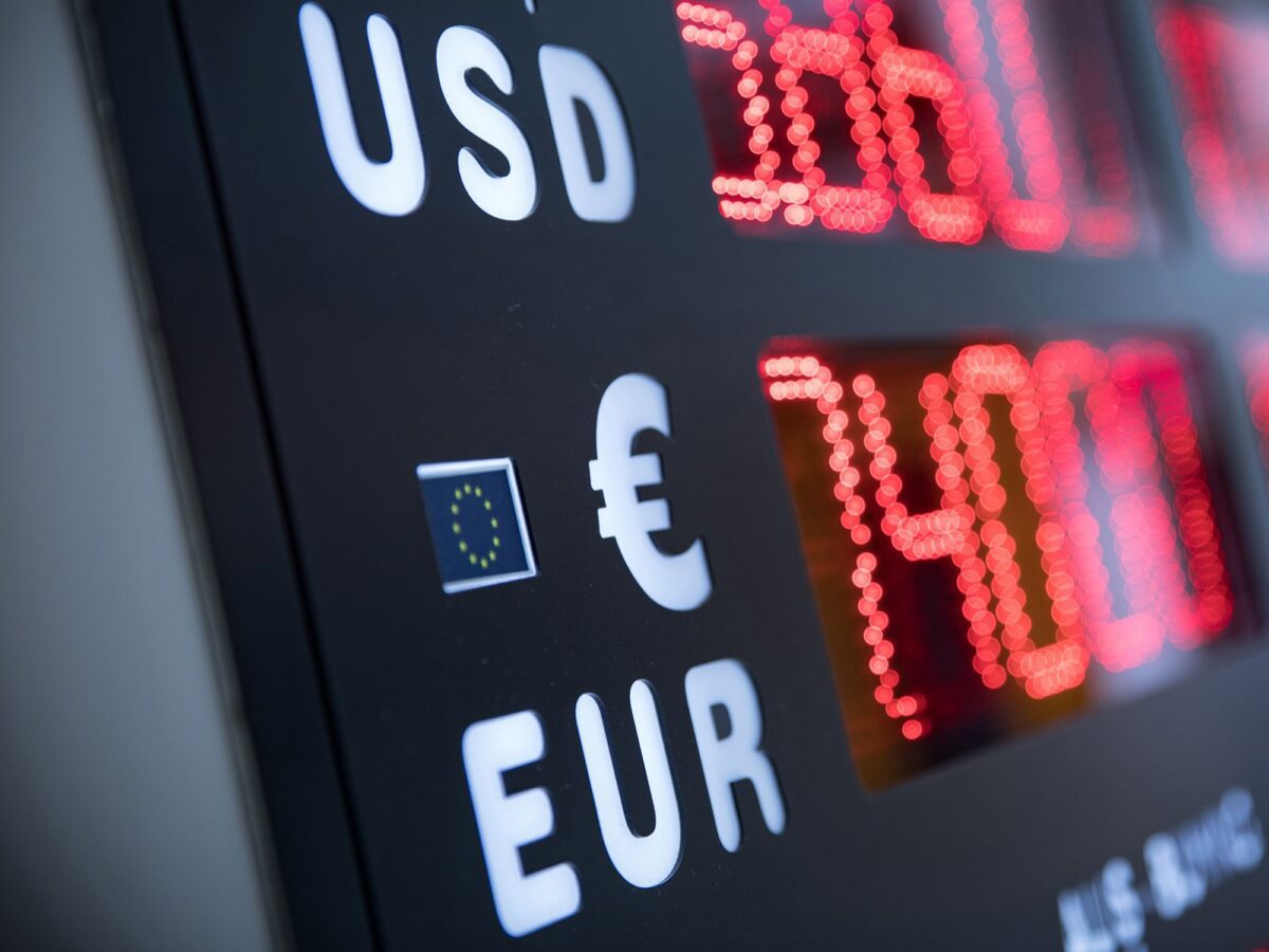 Euro Dollar Wall Street