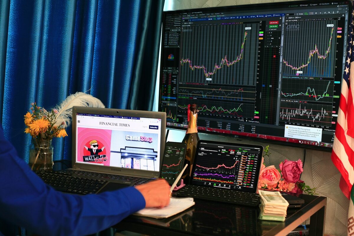 Händler vor Bildschirmen mit Börsenkursen
