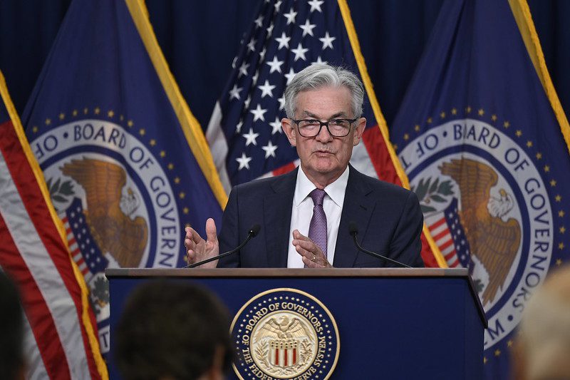 Fed erhöht Zinsen trotz wachsenden wirtschaftlichen Risiken