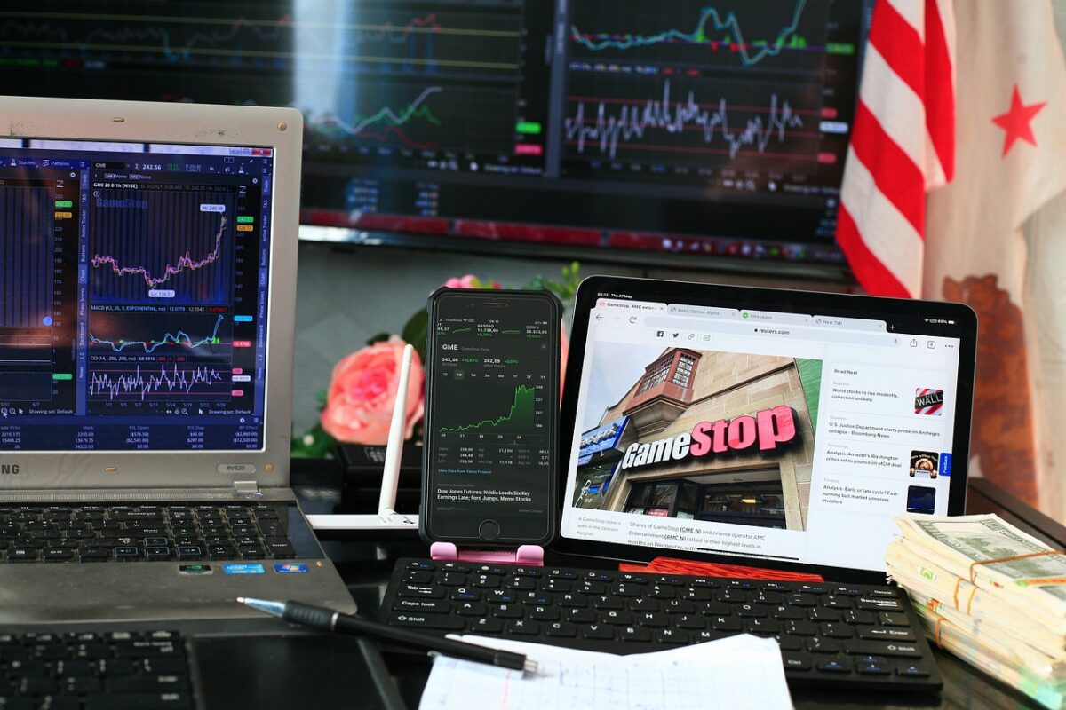 Bildschirme mit Börsenkursen von Meme-Aktien wie Gamestop