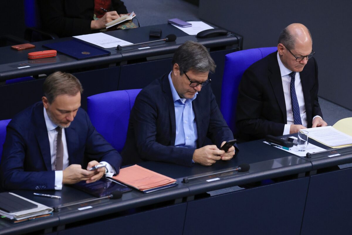 Robert Habeck im Bundestag neben Christian Lindner und Olaf Scholz