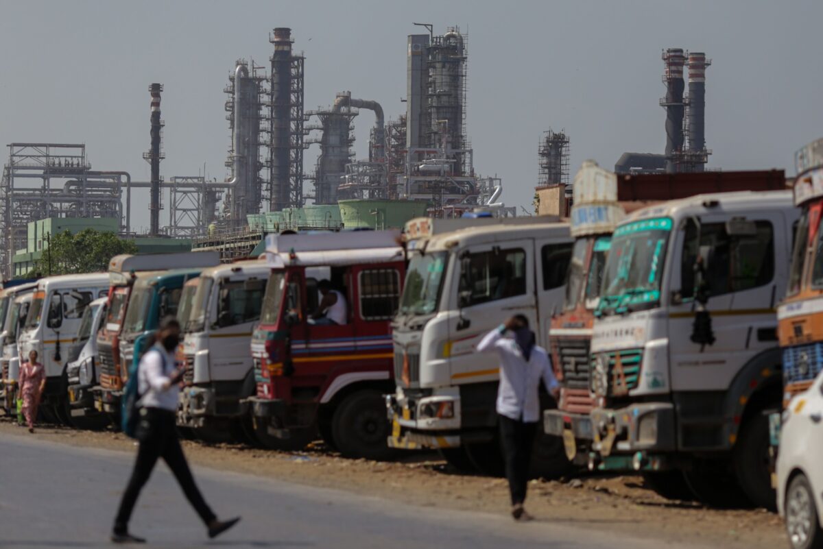 Öl-Raffinerie und Laster in Mumbai
