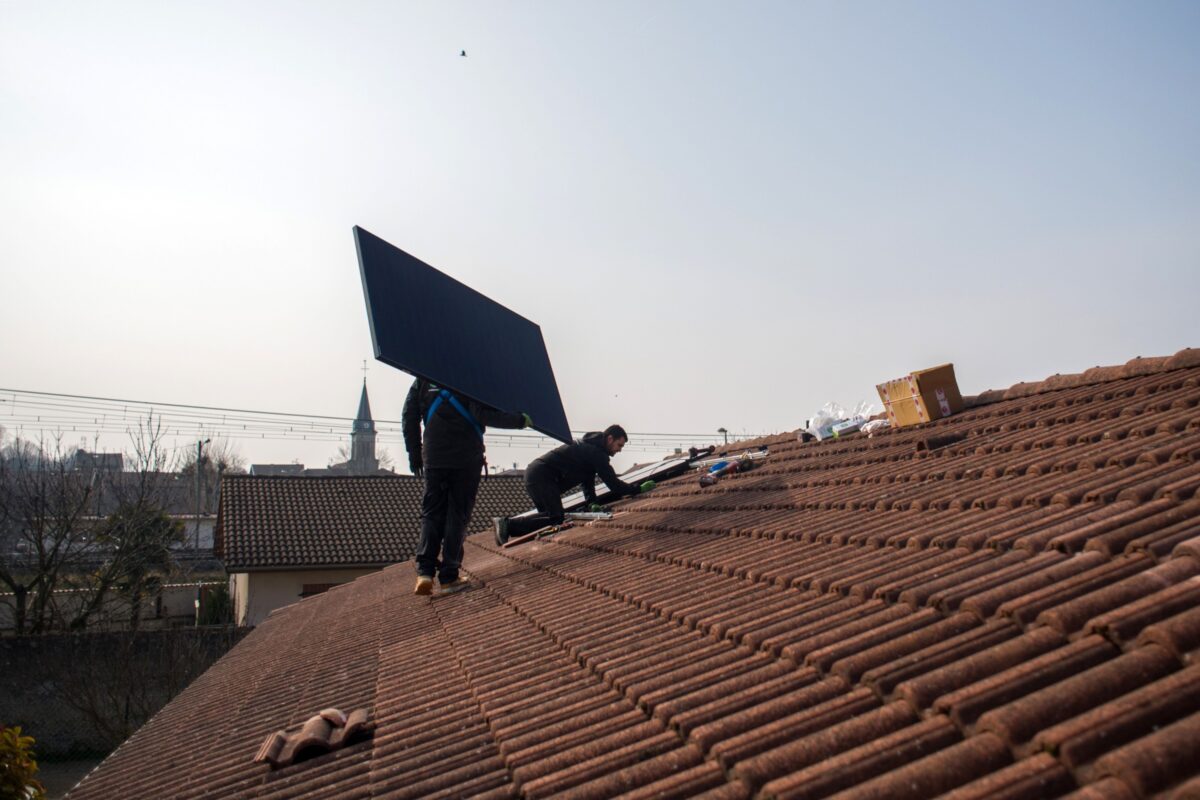 Installation von Solaranlagen auf einem Dach