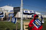 Gewerkschafter der UAW bei Streik vor Autowerk in Detroit