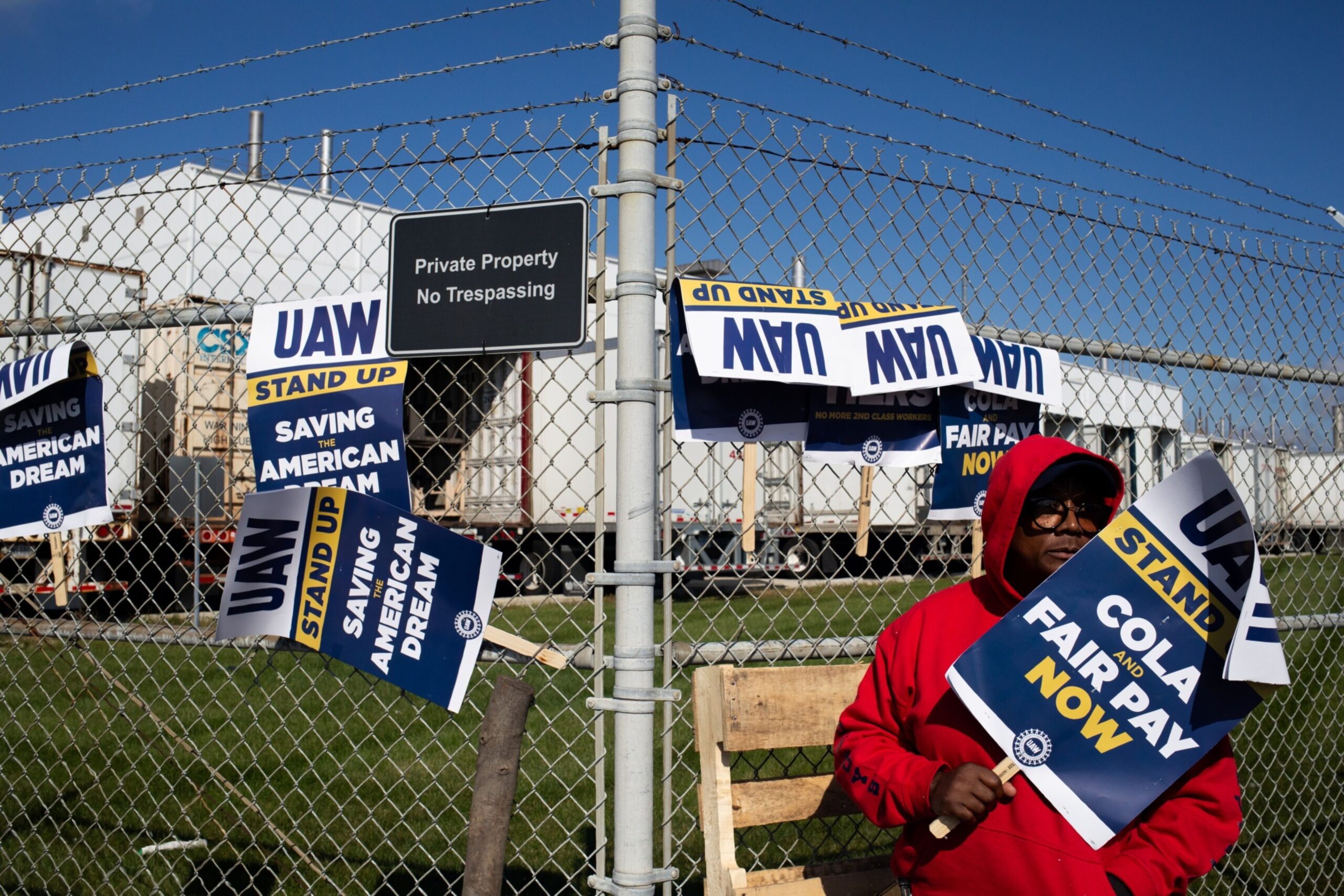 Gewerkschafter der UAW bei Streik vor Autowerk in Detroit