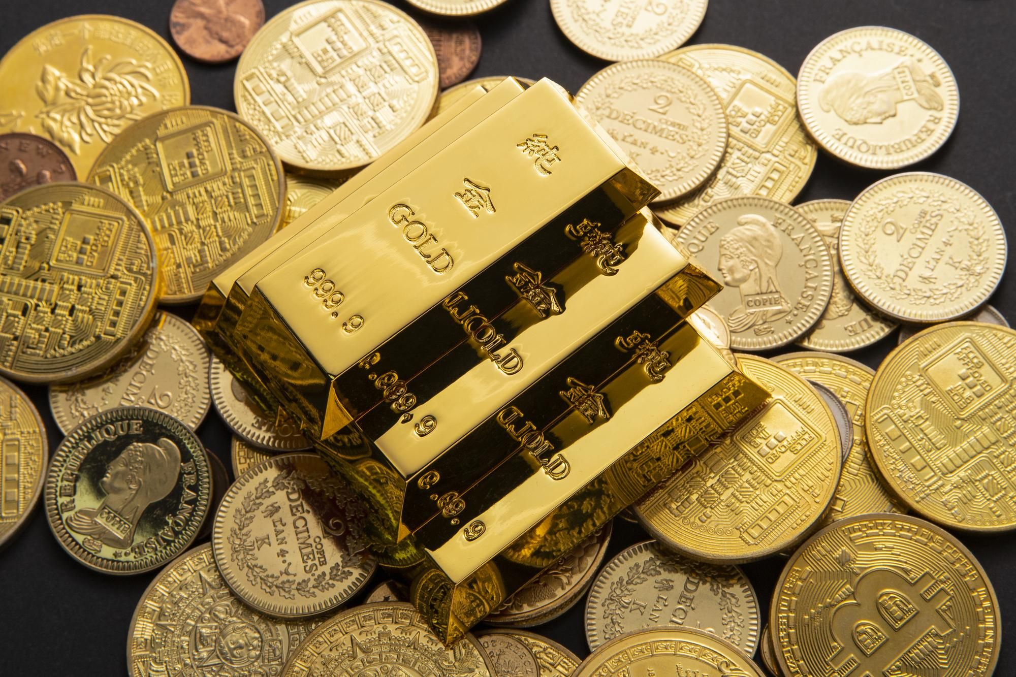 Barren und Münzen aus Gold