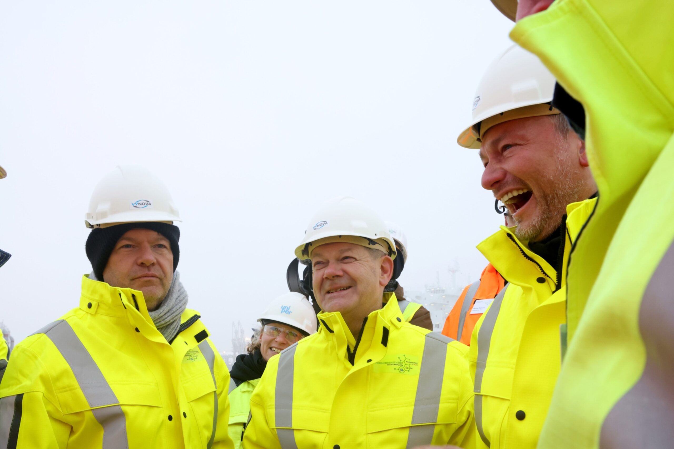 Robert Habeck und Olaf Scholz bei Eröffnung von LNG-Anlage