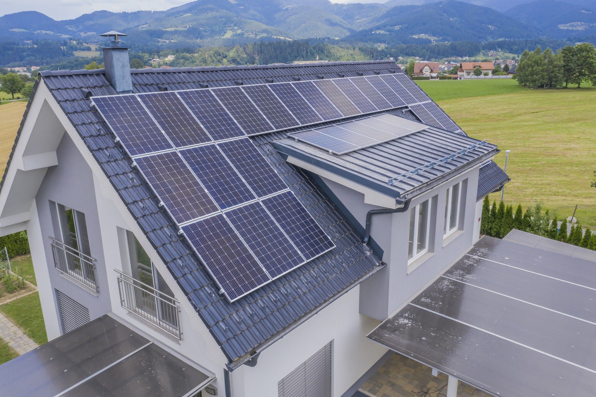 Einfamilienhaus mit Solarzellen auf dem Dach
