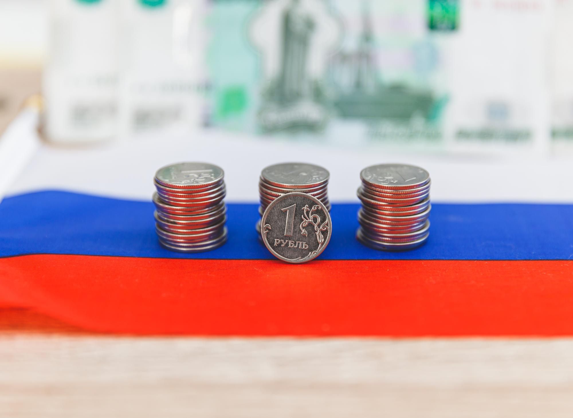 Russland-Flagge und Rubel-Münzen