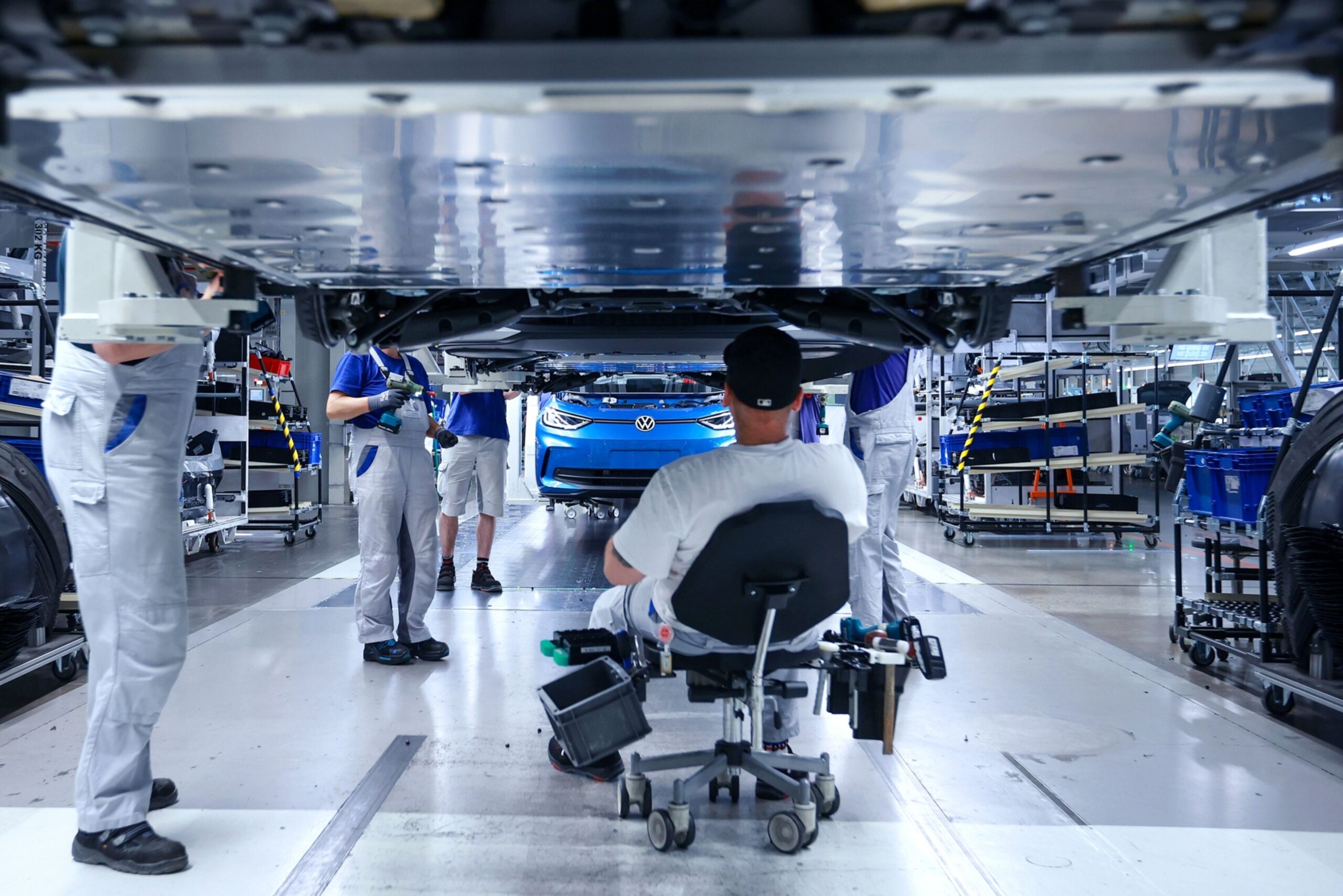 Arbeiter in einem Volkswagen-Werk in Zwickau