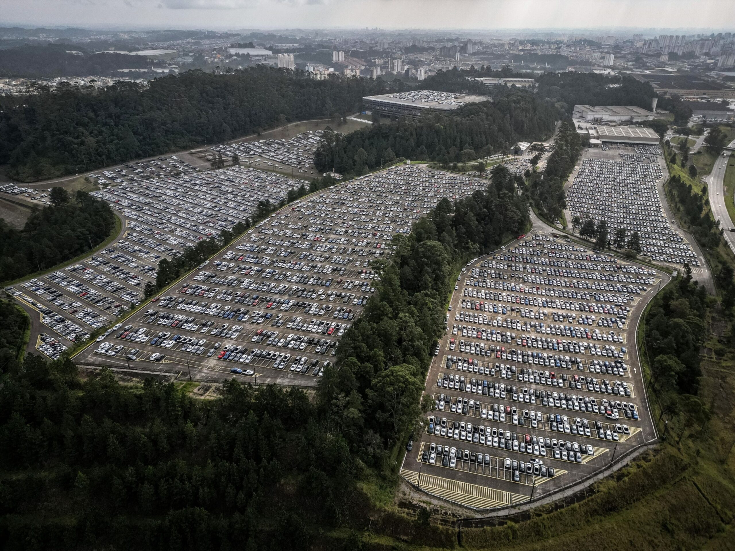 Volkswagen-Werk in Brasilien mit abgestellten Autos