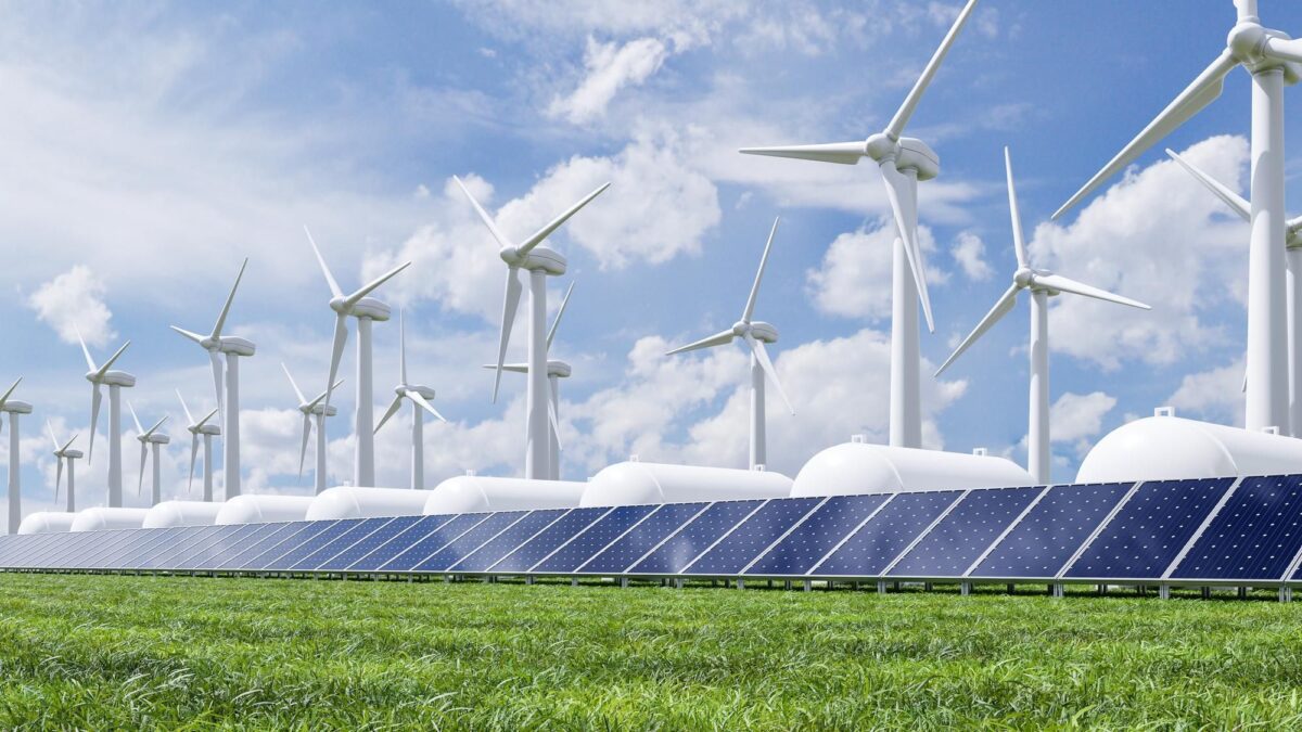 Windkraftanlagen und Solarmodule symbolisieren die Öko-Geldanlage