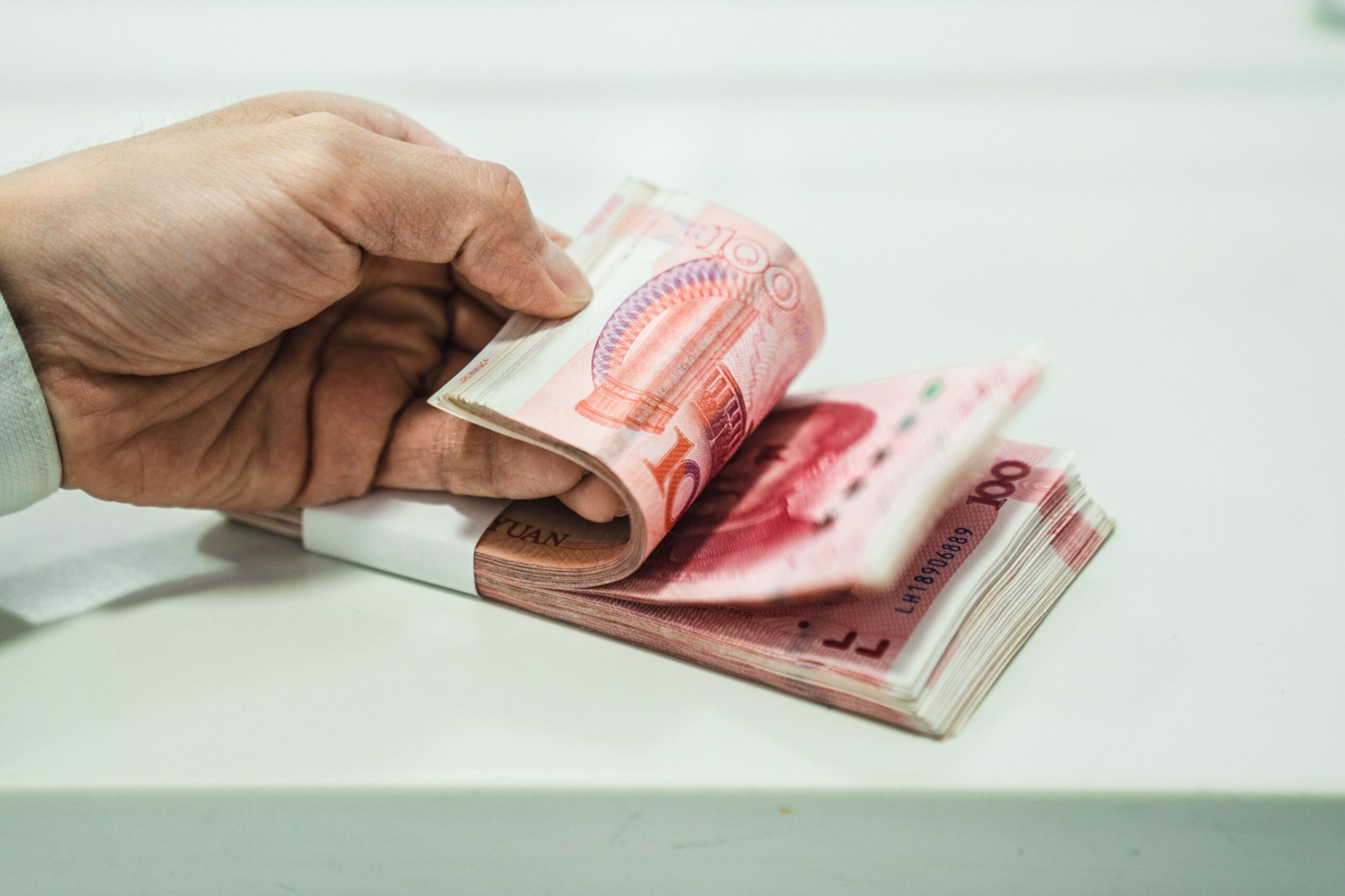 100 Yuan Geldscheine im Bündel arrangiert