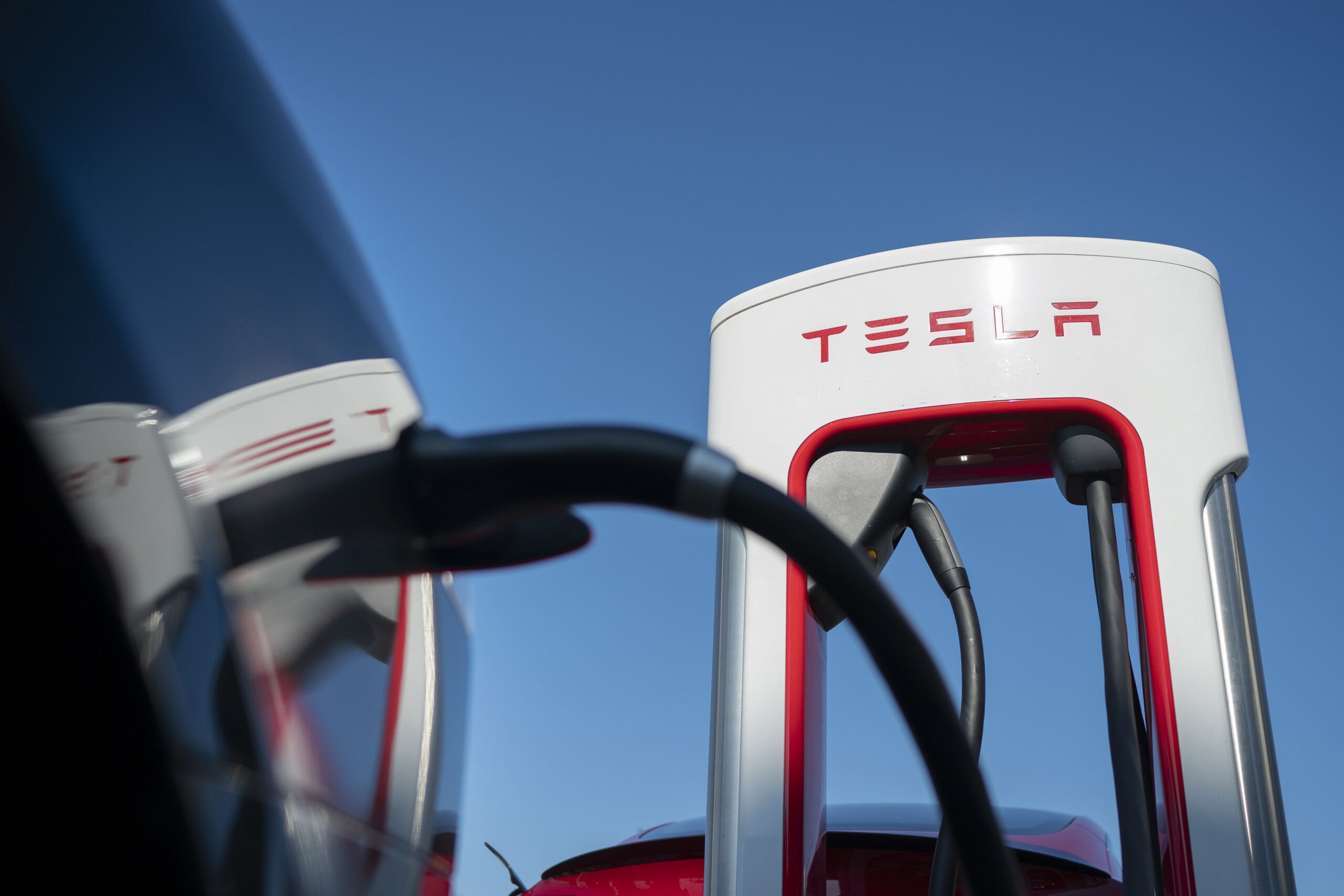 Elektroauto an Schnelladestation von Tesla