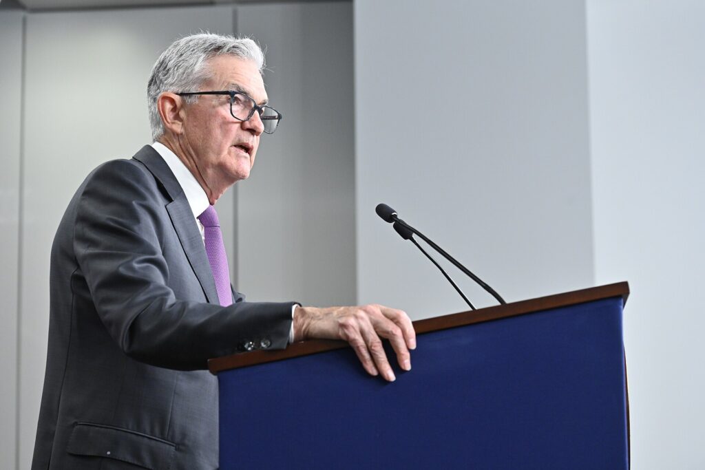 Zinsen: Fed-Powell dämpft Erwartung an Zinssenkungen - Wirtschaft kühlt ab