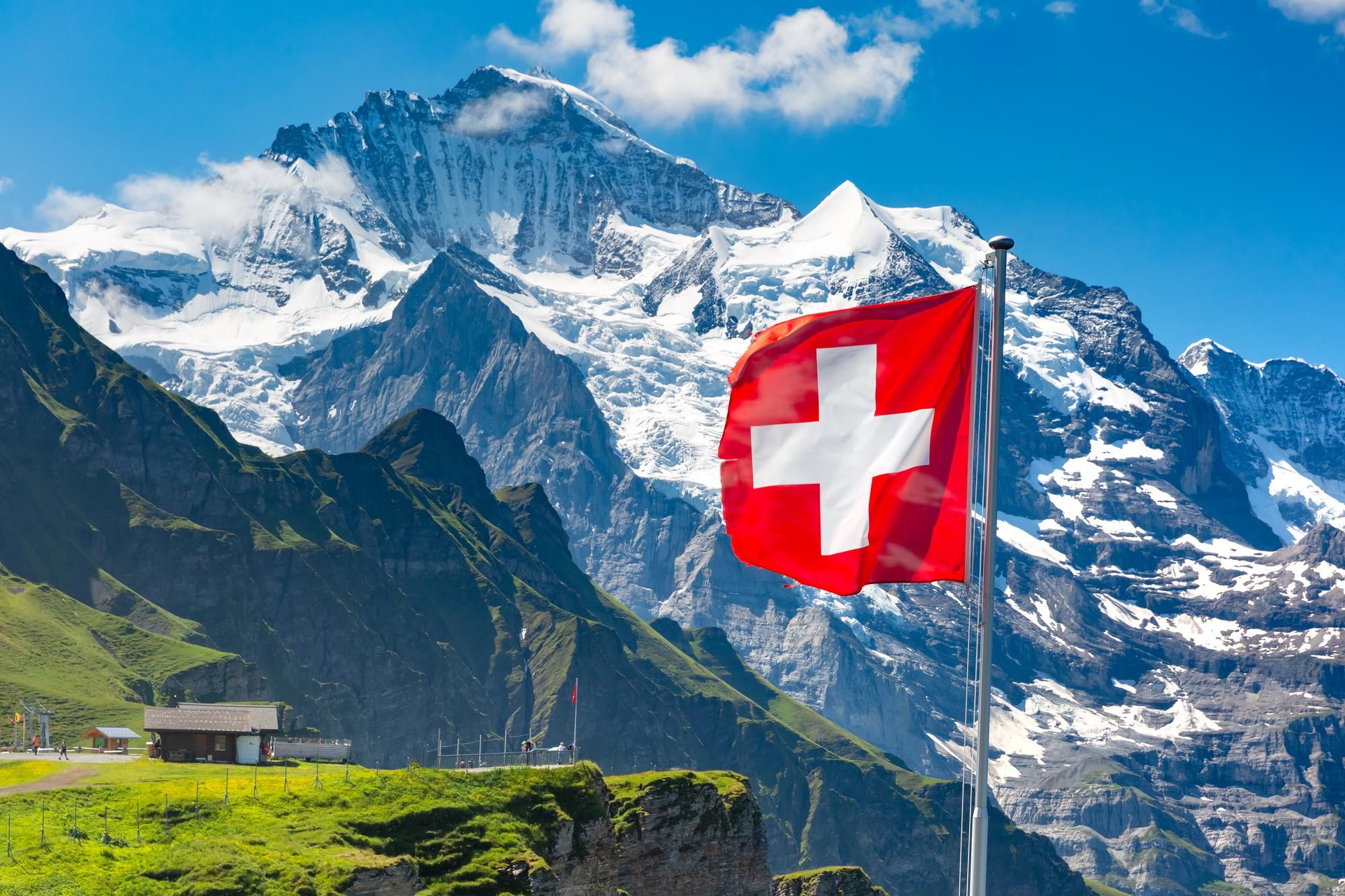 Berge in der Schweiz mit Flagge
