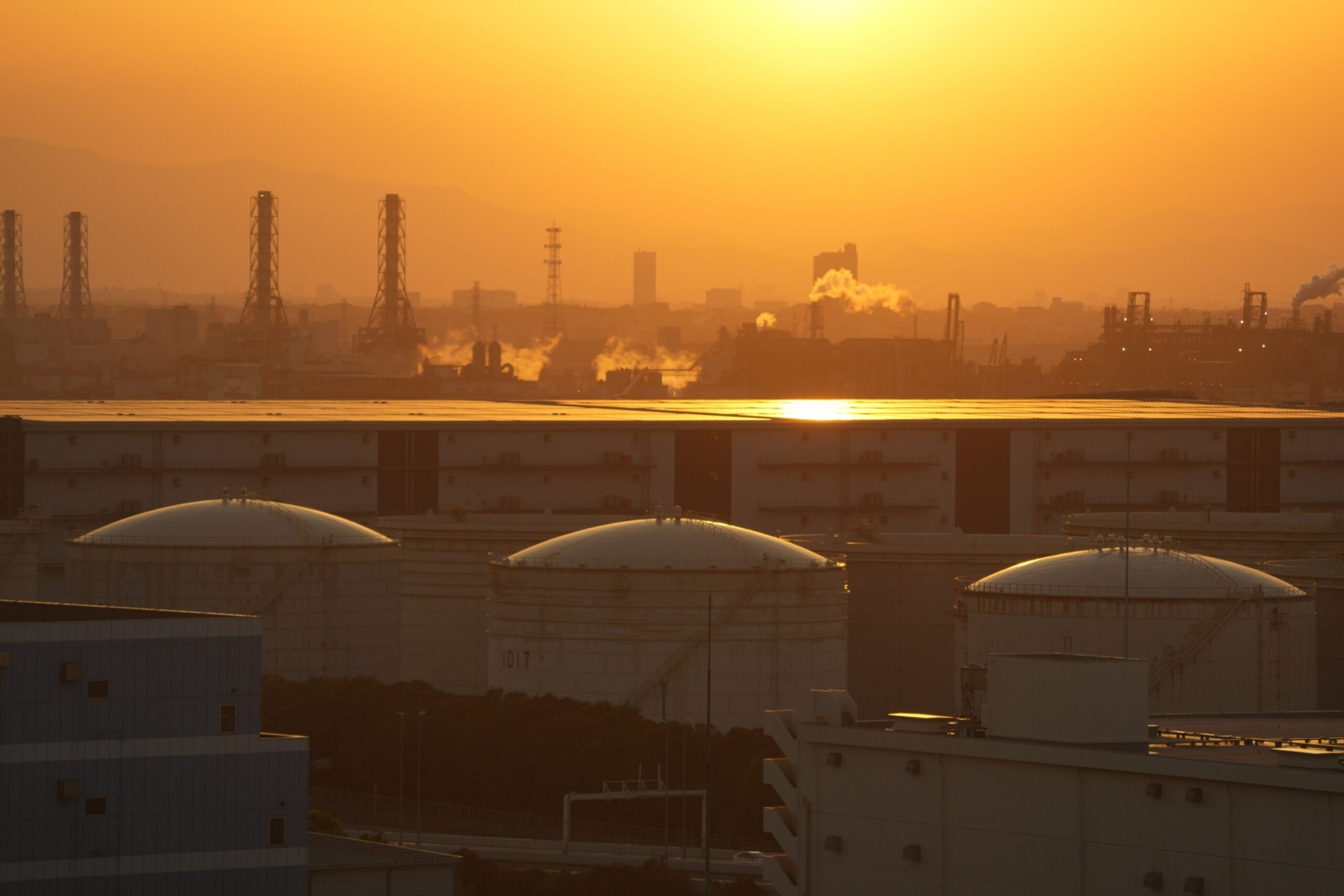 Öl-Lagertanks in Japan