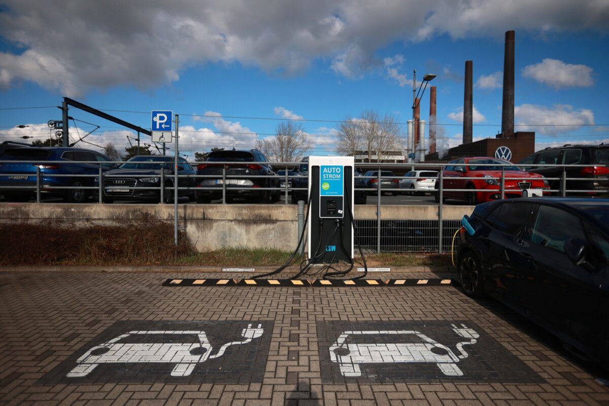 Ladestation für E-Autos am Bahnhof Wolfsburg