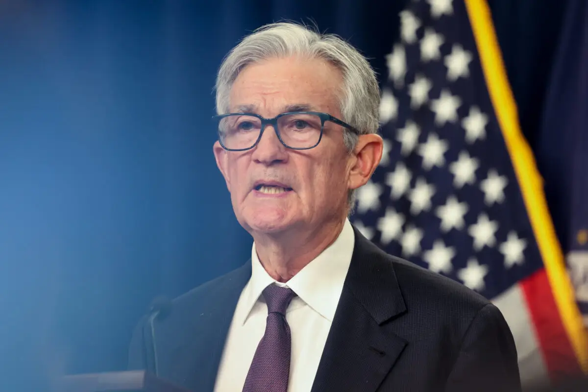 Powell-widerspricht-Trump-und-betont-Zoll-Risiken-Keine-Eile-bei-Zinsen
