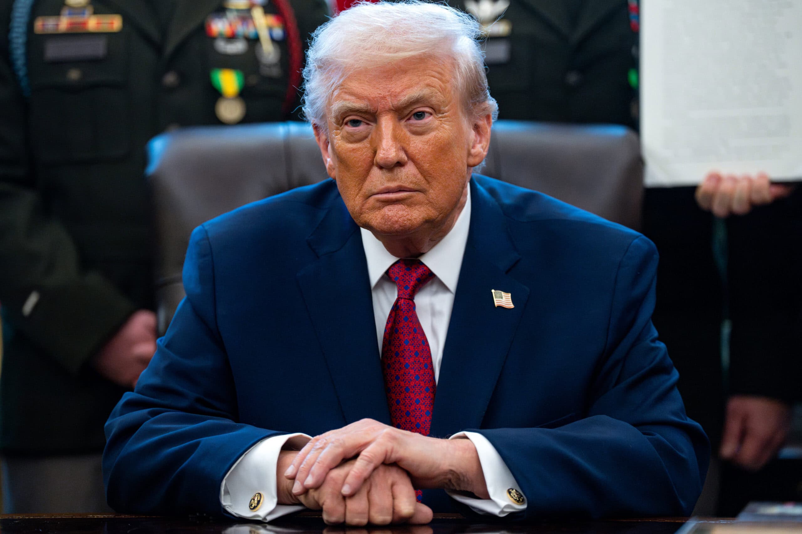 Ehemaliger US-Präsident Donald Trump bei einer Sitzung, politische Aspekte, seriöses Bild.