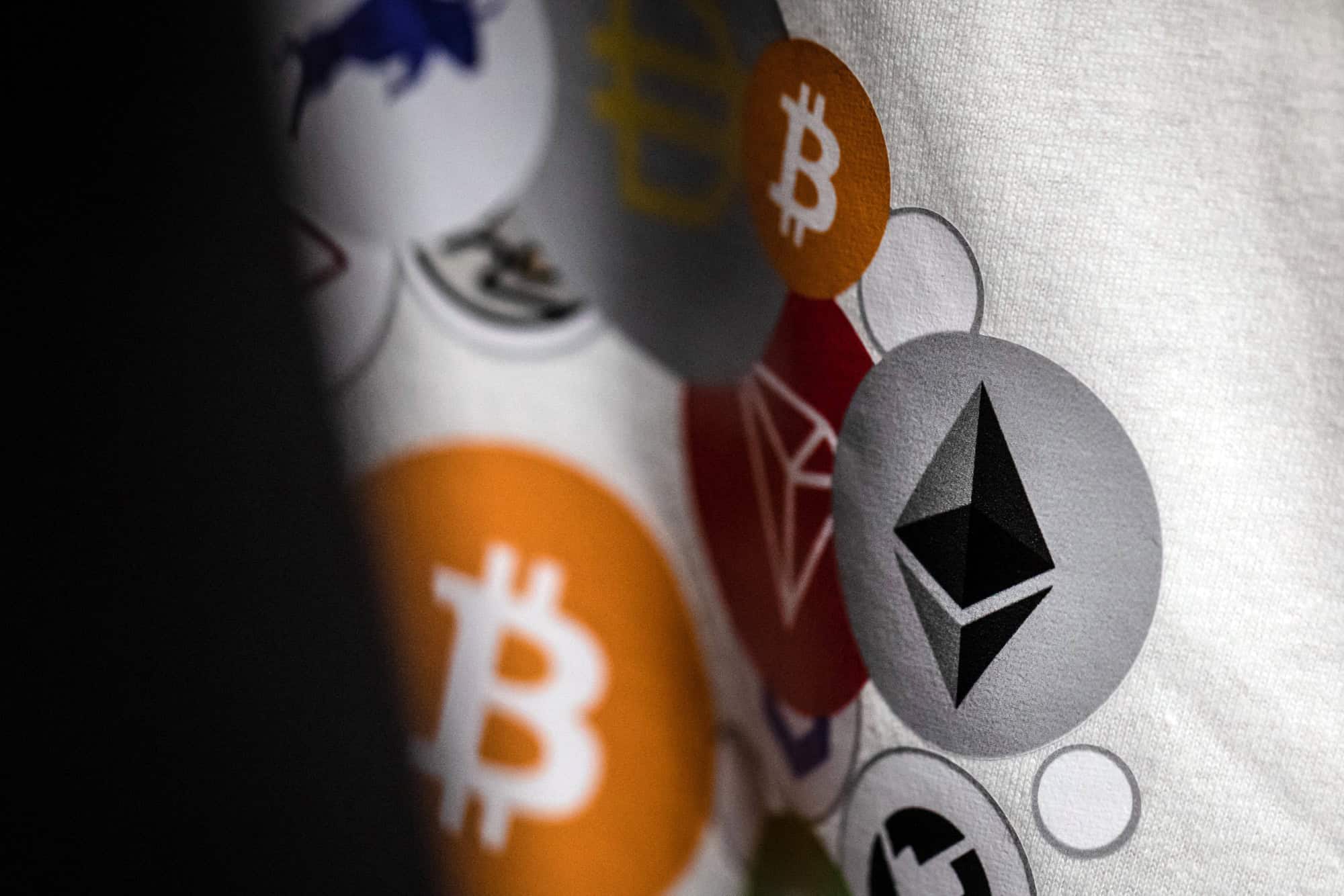 Bitcoin und Kryptowährungen symbolisiert als digitale Währungen im Zusammenhang mit Finanzmärkten un.