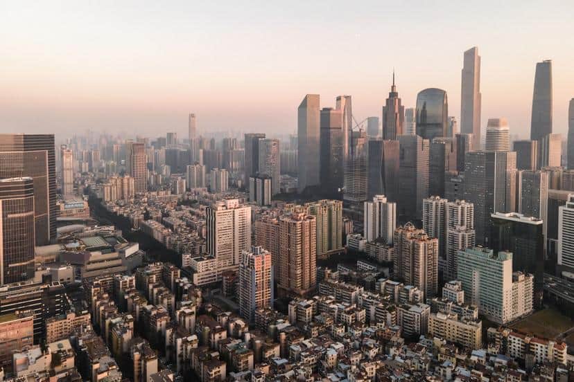 Blick auf die Skyline von Shanghai mit Hochhäusern und Wolkenkratzern.