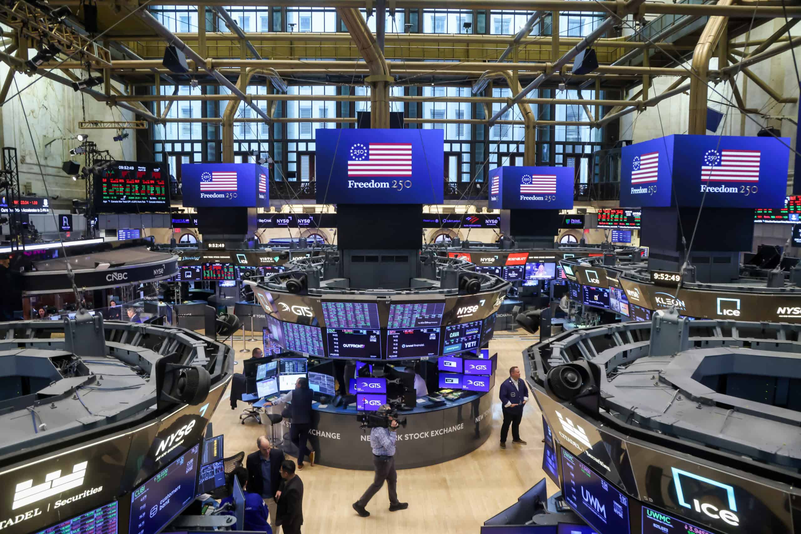 Aktienmarkt-Handelsraum mit Börsenbildschirm und Tradern, Fokus auf Finanzmärkte.