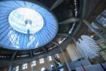 Hauptsitz des Deutschen Bundestages mit Kuppel und Bundesadler im Reichstagsgebäude in Berlin.