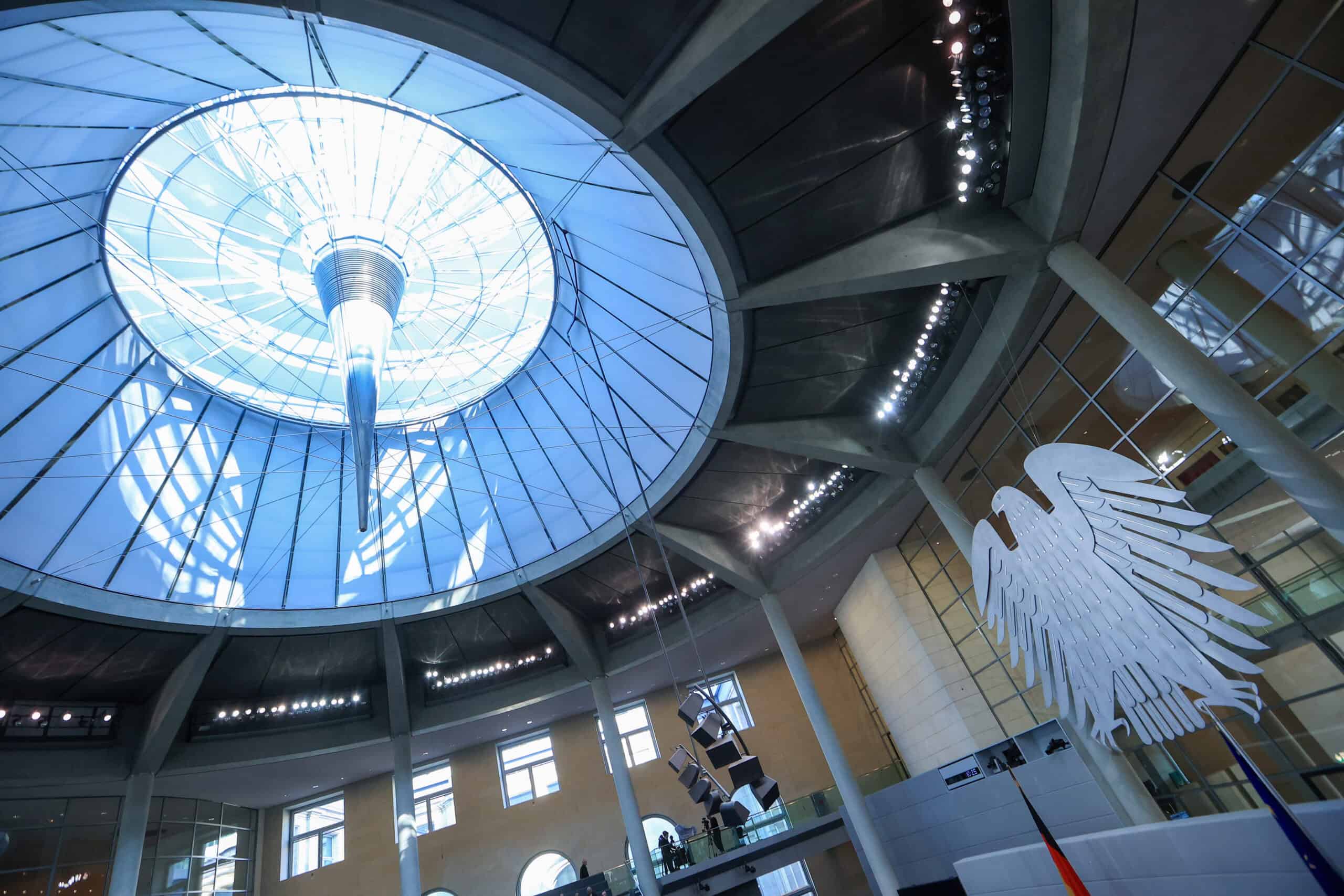 Hauptsitz des Deutschen Bundestages mit Kuppel und Bundesadler im Reichstagsgebäude in Berlin.