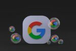 Google-Logo in einer App-Icon, umgeben von Glaskugeln mit Google-Logos, symbolisiert KI-Überwachung.