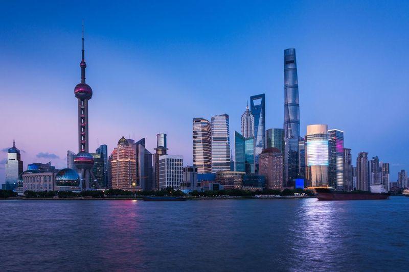 Hochhaus-Skyline von Shanghai bei Sonnenuntergang, symbolisiert die chinesische Immobilienkrise.