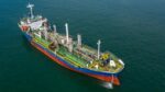 Öltanker auf dem Meer im Zusammenhang mit Energieversorgung und geopolitischen Spannungen.