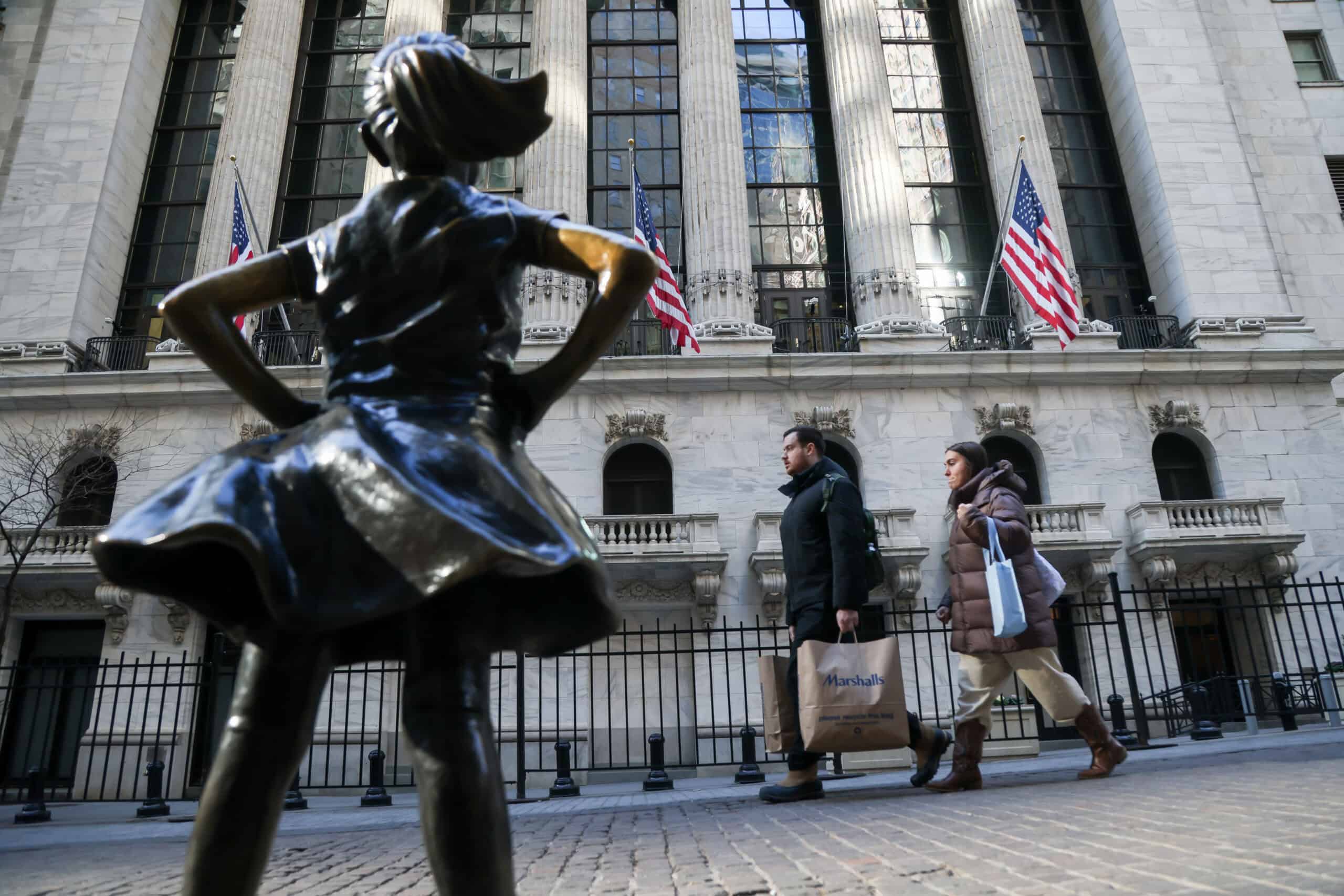 Kleiner Mädchenstatue vor der New York Stock Exchange, symbolisiert den Aktienmarkt.