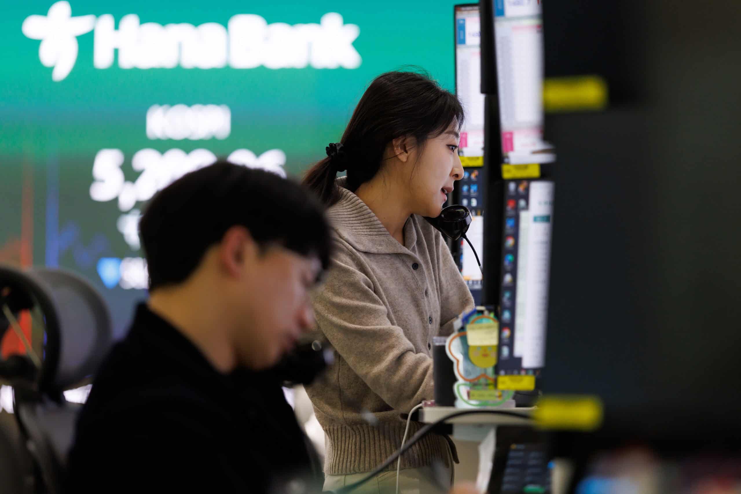 Aktienhandel bei einer Bankfiliale in Südkorea, Fokus auf Börsenaktivitäten und Finanzmärkte.