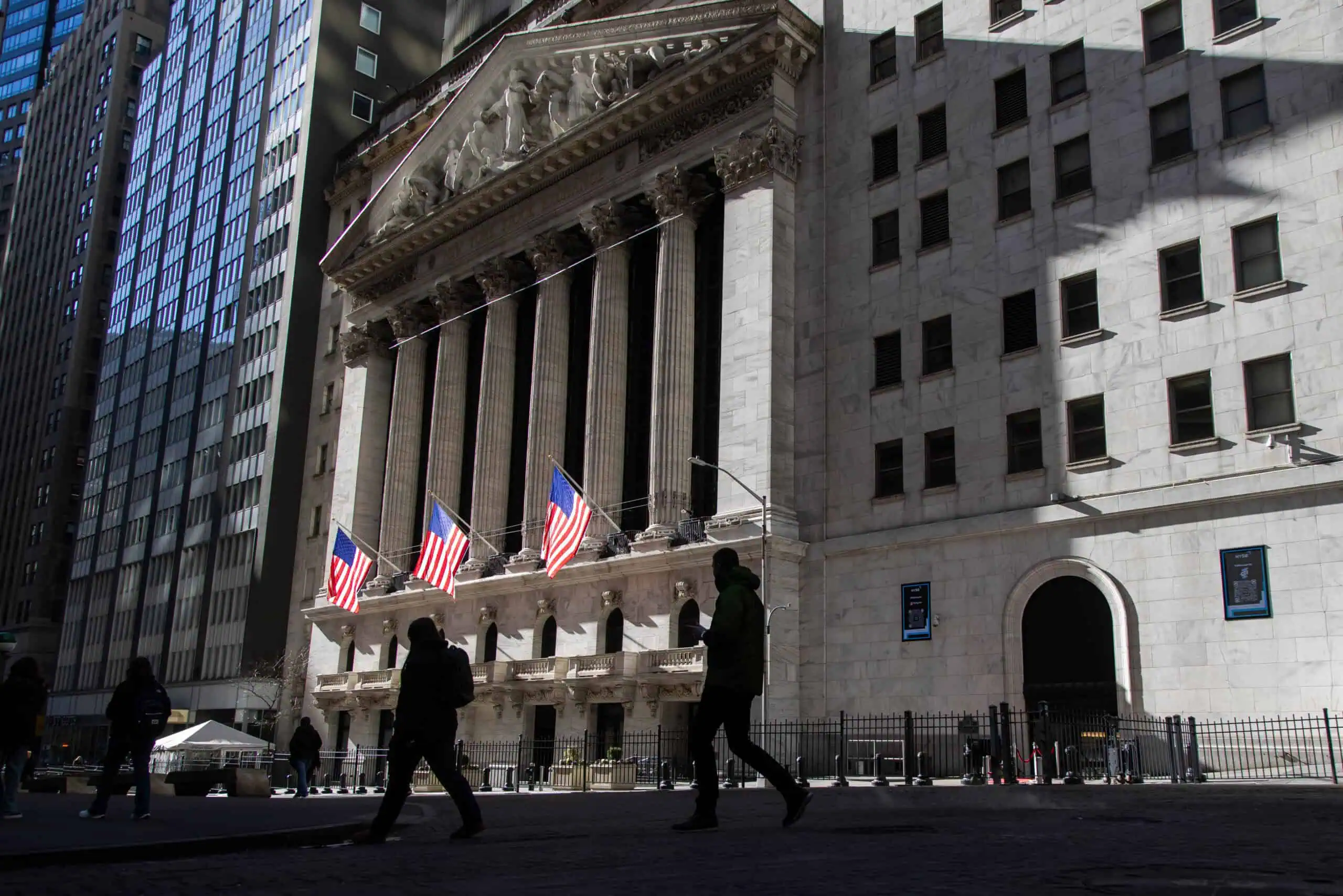 Börse New York Gebäude mit amerikanischen Flaggen, Geschäftsleute im Stadtzentrum.